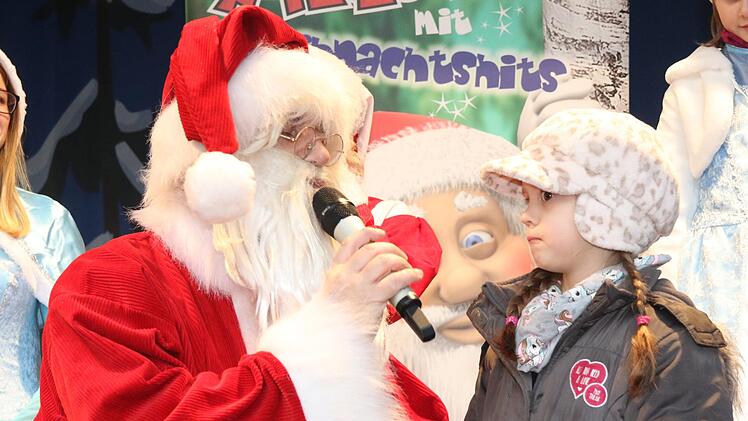 Der Nikolaus mischte sich in die Menge und suchte das Gespräch. Foto: Michael Stelzner