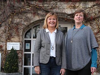Karin Bauer (links) arbeitet seit dem Jahr 1995 bei der Stadtverwaltung, die meiste Zeit davon im Bereich Tourismus. Ihre Nachfolgerin Kathrin Romeis-Merten setzt  den Fokus auf Gesundheitsthemen. Foto: Ulrike Müller