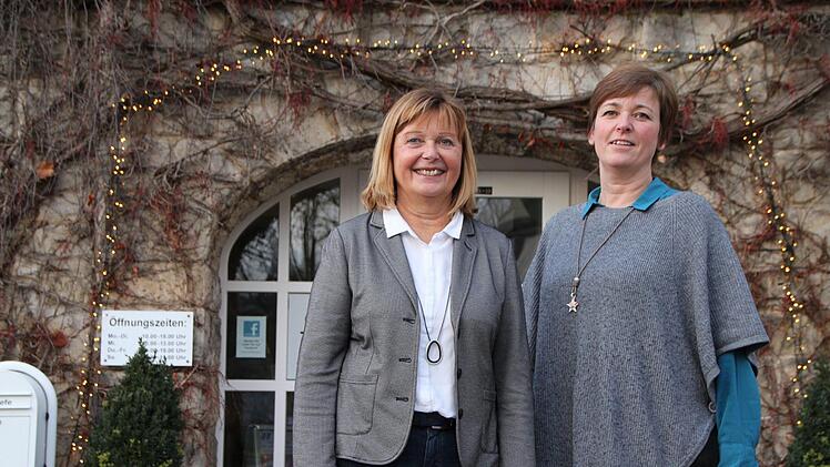 Karin Bauer (links) arbeitet seit dem Jahr 1995 bei der Stadtverwaltung, die meiste Zeit davon im Bereich Tourismus. Ihre Nachfolgerin Kathrin Romeis-Merten setzt  den Fokus auf Gesundheitsthemen. Foto: Ulrike Müller