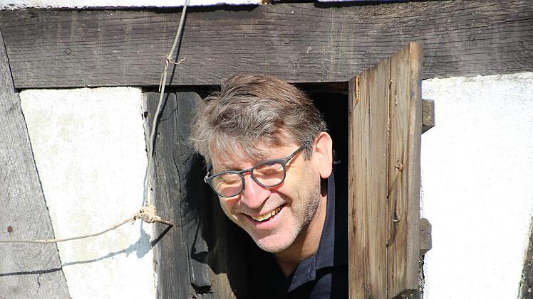 Da passt gerade so ein Kopf durch: Josef Körner lugt aus dem winzigen Fenster des Dörrhäusles. DIana Fuchs