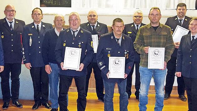 Die Feuerwehr K&uuml;ps zeichnete treue Mitglieder aus.