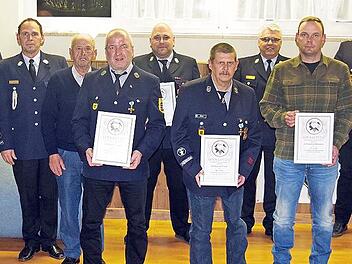 Die Feuerwehr Küps zeichnete treue Mitglieder aus.