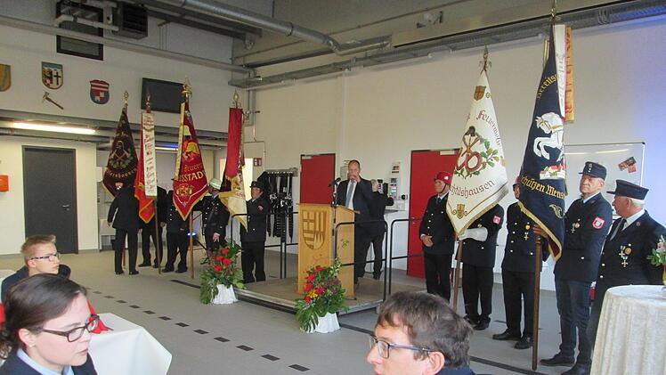 Fahnenabordnungen und Delegationen befreundeter Feuerwehren begleiteten die Übergabe des Gerätehauses, das nach dafürhalten des Planers als sicher und top-modern gilt. Foto: Winfried Ehling