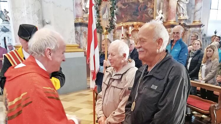 Manfred Ellner und Helmut Koleve (von rechts) wurden für ihre 40. Teilnahme geehrt.