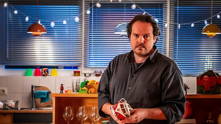 Nachdem er auf eines der vielen Plastikspielzeuge seiner Kinder getreten ist und sich verletzt hat, reicht es Stefan (Thomas Mraz) endgültig mit dem Konsumwahn seiner Familie.