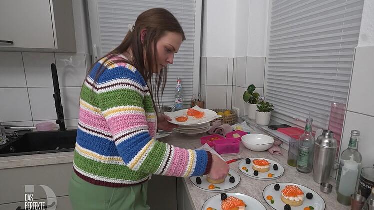 Liebevoll verziert Caro (27) ihr Dessert.
