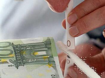 Für seinen Kokainkonsum hat ein Kulmbacher im Jahr 2011 fast 30 000 Euro ausgegeben. Ende des Jahres wurde er festgenommen. Am Mittwoch verurteilte ihn das Landgericht Bayreuth zu zweieinhalb Jahren Gefängnis. Die Strafe wäre deutlich höher ausgefallen, hätte er nicht als Kronzeuge gegen die oberfränkische Kokainmafia ausgesagt. Foto: Armin Weigel/dpa