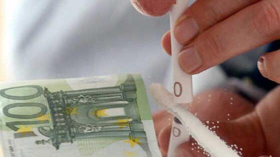 Für seinen Kokainkonsum hat ein Kulmbacher im Jahr 2011 fast 30 000 Euro ausgegeben. Ende des Jahres wurde er festgenommen. Am Mittwoch verurteilte ihn das Landgericht Bayreuth zu zweieinhalb Jahren Gefängnis. Die Strafe wäre deutlich höher ausgefallen, hätte er nicht als Kronzeuge gegen die oberfränkische Kokainmafia ausgesagt. Foto: Armin Weigel/dpa