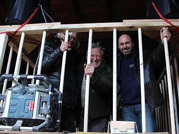 Ingrid Henning-Luckert, Werner Spenkuch und Uwe Pfennig können es kaum erwarten: Am Sonntag startet der Sulzfelder Faschingsumzug. Bis dahin wird der Wagen mit dem Motto "Laufstall" fertig gebaut sein. Foto: Dieter