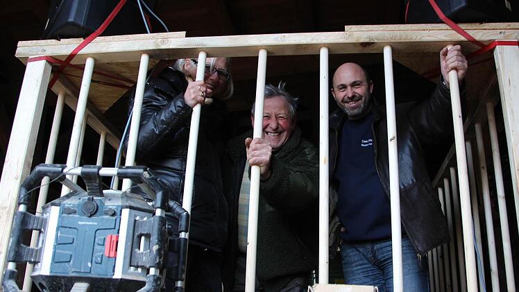 Ingrid Henning-Luckert, Werner Spenkuch und Uwe Pfennig können es kaum erwarten: Am Sonntag startet der Sulzfelder Faschingsumzug. Bis dahin wird der Wagen mit dem Motto "Laufstall" fertig gebaut sein. Foto: Dieter