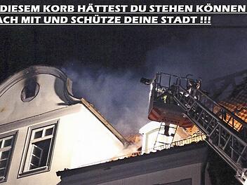 Das Foto entstand bereits in der "Nachlöschphase" beim Brand in der Herrngasse. Um besser an die verbliebenen Glutnester heranzukommen, deckten Sebastian Trautwein und seine Kameraden die Dächer ab. Die Feuerwehr machte aus dem Bild eine Werbepostkarte.