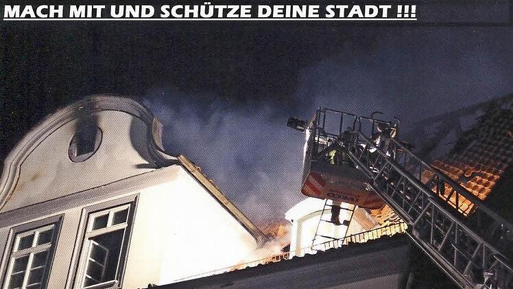 Das Foto entstand bereits in der "Nachlöschphase" beim Brand in der Herrngasse. Um besser an die verbliebenen Glutnester heranzukommen, deckten Sebastian Trautwein und seine Kameraden die Dächer ab. Die Feuerwehr machte aus dem Bild eine Werbepostkarte.
