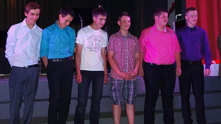 Diese jungen Männer waren stets zur Stelle, wenn es um handwerkliche Dinge in der Schule ging. Für Engagement wurden sie mit Preisen der Firma FTE belohnt.