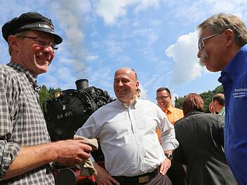 Lokführer trifft Wahlkampfführer: Ulrich Barth (links) begrüßt Hartmut Koschyk (MdB/CSU/Parl. Staatssekretär). Siegfried Fuchs, der Vorsitzende des Vereins Dampfbahn Fränkische Schweiz (rechts), freut sich auch schon auf die Wahlkampf-Dampffahrt. Alle Fotos: Barbara Herbst