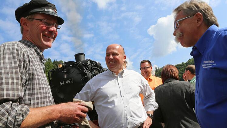Lokführer trifft Wahlkampfführer: Ulrich Barth (links) begrüßt Hartmut Koschyk (MdB/CSU/Parl. Staatssekretär). Siegfried Fuchs, der Vorsitzende des Vereins Dampfbahn Fränkische Schweiz (rechts), freut sich auch schon auf die Wahlkampf-Dampffahrt. Alle Fotos: Barbara Herbst