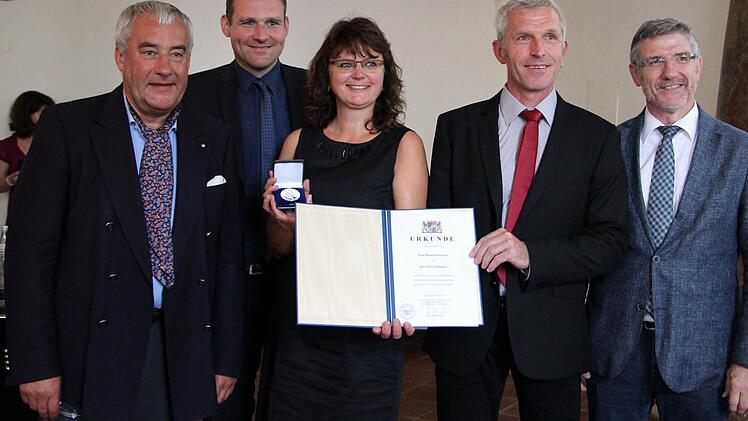 Bei der Verleihung der Denkmalschutzmedaille 2015 im Bayerischen Landesamt für Denkmalpflege am Freitag in München: Kultusminister Ludwig Spaenle, Seßlachs Bürgermeister Martin Mittag, die Preisträger Manuela und Peter Hofmann und Landrat Michael Busch (von links) Foto: Bettina Knauth