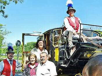 Die Geschwister Maria Herfort, Martha Richardson und Paul Beck mit Kutscherin Yvonne Körner und Postillion Stefan Matthes. Foto: von Dobschütz