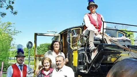 Die Geschwister Maria Herfort, Martha Richardson und Paul Beck mit Kutscherin Yvonne Körner und Postillion Stefan Matthes. Foto: von Dobschütz