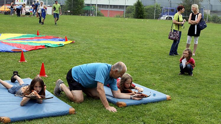 Viel Spaß hatten die Besucher bei Schwammschlachten, Tempo-Torschießen und anderen lustigen Stationen. Foto: Michael Wunder