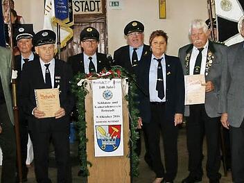 Beim Festkommers anlässlich der 140-Jahr-Feier wurden treue Mitglieder des Soldaten- und Kameradenvereins Pettstadt geehrt. Das Bild zeigt von links: Mareike Zwosta (Ehrendame), Bürgermeister Jochen Hack, Ehrendame Lisa Schönhofer, Herbert Lindner (40 Jahre Mitglied), Baptist Göller (60), Johann Fleischmann (Bezirksstandartenträger), Anton Rebhan (60), Vorstand Manfred Dippacher, Kreisvorstand Josef Prosch, Schriftführerin Leni Lindner, Friedrich Hülsebusch (40), Peter Körner (60), Ehrendame ...