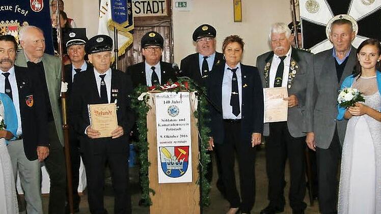 Beim Festkommers anlässlich der 140-Jahr-Feier wurden treue Mitglieder des Soldaten- und Kameradenvereins Pettstadt geehrt. Das Bild zeigt von links: Mareike Zwosta (Ehrendame), Bürgermeister Jochen Hack, Ehrendame Lisa Schönhofer, Herbert Lindner (40 Jahre Mitglied), Baptist Göller (60), Johann Fleischmann (Bezirksstandartenträger), Anton Rebhan (60), Vorstand Manfred Dippacher, Kreisvorstand Josef Prosch, Schriftführerin Leni Lindner, Friedrich Hülsebusch (40), Peter Körner (60), Ehrendame ...