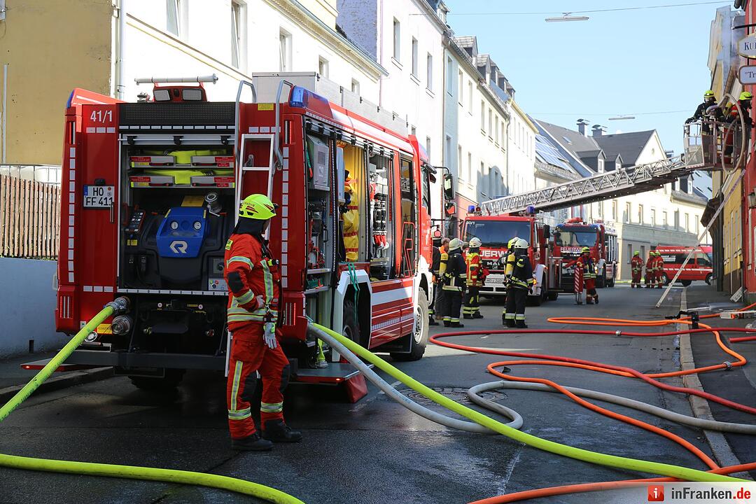 Sieben Verletzte bei Wohnhausbrand im Kreis Hof– 34-Jährige schwebt in Lebensgefahr