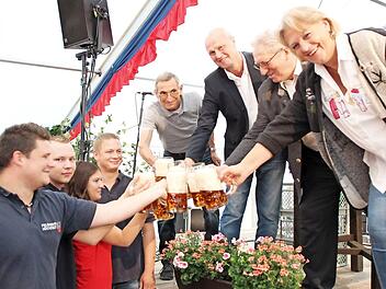 Festwirt Herbert Sauer (Mitte) und die drei Höchstadter Bürgermeister Gerald Brehm, Günter Schulz und Irene Häusler reichten das erste Freibier an die Feuerwehr.  Fotos: Andreas Dorsch