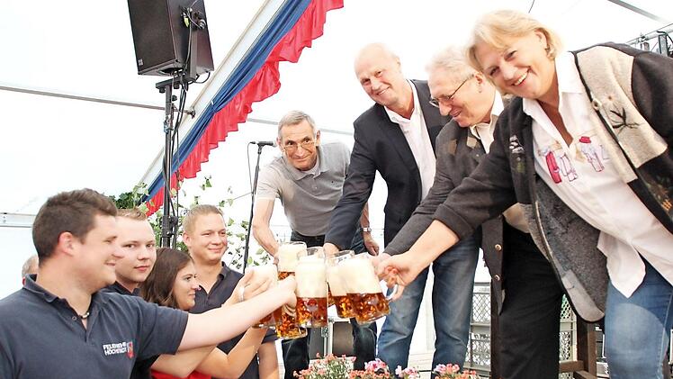 Festwirt Herbert Sauer (Mitte) und die drei Höchstadter Bürgermeister Gerald Brehm, Günter Schulz und Irene Häusler reichten das erste Freibier an die Feuerwehr.  Fotos: Andreas Dorsch