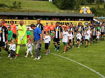 Eine tolle Stimmung herrschte in Kleintettau. Die Gladbacher Spieler präsentierten sich für alle Fans zum Anfassen. Foto: Heinrich Weiß