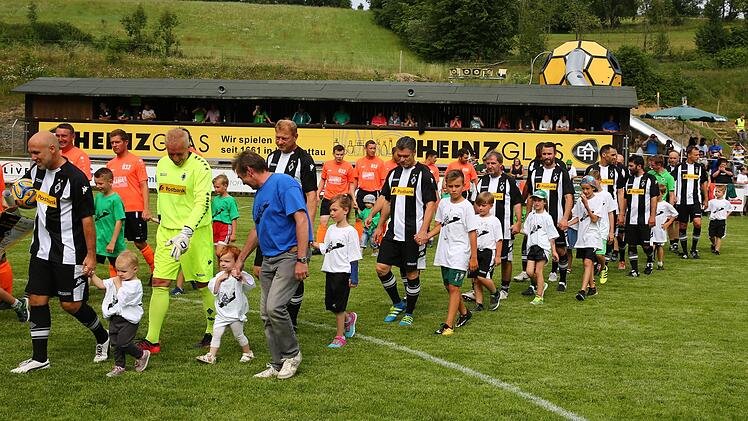 Eine tolle Stimmung herrschte in Kleintettau. Die Gladbacher Spieler präsentierten sich für alle Fans zum Anfassen. Foto: Heinrich Weiß