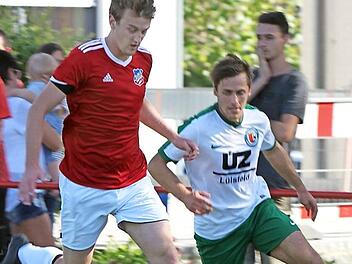 Der Dampfacher Felix Reich (links) schirmt hier geschickt den Ball gegen einen Unterspiesheimer ab. Die DJK machte es trotz 3:0-Führung spannend, gewann aber noch mit 3:2.  Foto: Günther Geiling