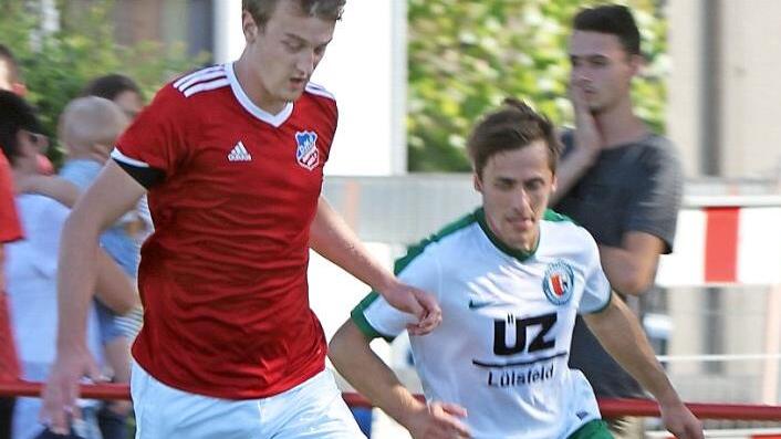 Der Dampfacher Felix Reich (links) schirmt hier geschickt den Ball gegen einen Unterspiesheimer ab. Die DJK machte es trotz 3:0-Führung spannend, gewann aber noch mit 3:2.  Foto: Günther Geiling