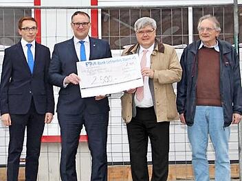 Kundenberater Sebastian Stettner (von links), Serviceleiter Matthias Batzner, BRK-Kreisgeschäftsführer Thomas Petrak und Bauleiter Rolf Schubert bei der Spendenübergabe Foto: Gerda Völk