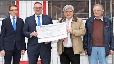 Kundenberater Sebastian Stettner (von links), Serviceleiter Matthias Batzner, BRK-Kreisgeschäftsführer Thomas Petrak und Bauleiter Rolf Schubert bei der Spendenübergabe Foto: Gerda Völk