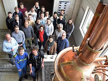 Zum Auftakt der Verantwortungsseminare im Brauereimuseum wurden die Jugendlichen der Linde-Realschule Zeugen, wie Jakob Adelhardt (1. Reihe, links) seinen Gesellensud einbraute.  Foto: KBAG