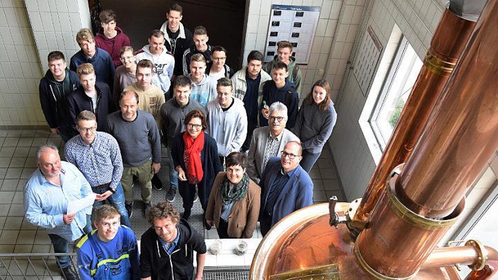 Zum Auftakt der Verantwortungsseminare im Brauereimuseum wurden die Jugendlichen der Linde-Realschule Zeugen, wie Jakob Adelhardt (1. Reihe, links) seinen Gesellensud einbraute.  Foto: KBAG