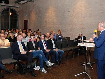 Stadtwerke-Chef Michael Fiedeldey spricht bei der Podiumsdiskussion im Ziegelbau. Foto: Matthias Hoch