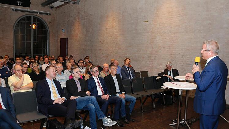 Stadtwerke-Chef Michael Fiedeldey spricht bei der Podiumsdiskussion im Ziegelbau. Foto: Matthias Hoch