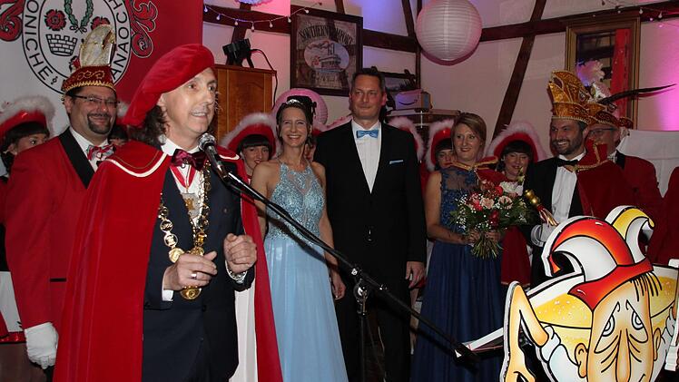 Großmeyster Sigi Mayer "die Kleidermotte" von der Rytterschaft vom Goldenen Turm zu Cranaha inthronisierte das neue Prinzenpaar. Das Bild zeigt (von links):  Kanzler Stefan Wicklein, Großmeyster Sigi Mayer, das neue Prinzenpaar Silvia I. und Marco I., das scheidende Prinzenpaar Basti I. und Karolin I.        Foto: Friedwald Schedel