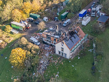 Explosion in Zeil: Wohnhaus nach Brand stark einsturzgefährdet - Leiche gefunden