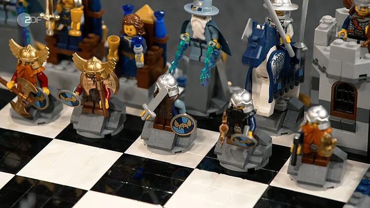 Anschlie&szlig;end wurde es auf dem Expertentisch noch figurenreicher: Ein Schachspiel aus Lego stand zum Verkauf. Annika Ra&szlig;bach war von dem ungew&ouml;hnlichen Set begeistert. "Ich bin richtig froh und stolz, dass mal in live zu sehen und anfassen zu d&uuml;rfen", schw&auml;rmte sie.