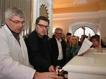 Orgelbaumeister Christian Kögler erläutert sein Werk. Im Bild von links: Christian Kögler, Organist Andreas Brunner (Strullendorf) und Rainer Dippold, Vorsitzender des Orgelbauvereins. Foto: Evi Seeger