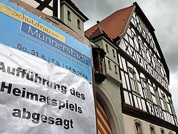 Der Himmel hängt grau über Münnerstadt. Die Aufführung des Heimatspiels wurde gestern abgesagt.  Fotos: Benedikt Borst