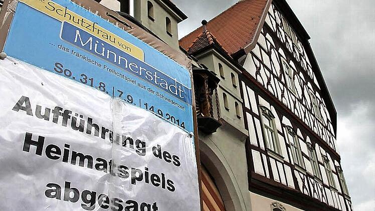 Der Himmel hängt grau über Münnerstadt. Die Aufführung des Heimatspiels wurde gestern abgesagt.  Fotos: Benedikt Borst