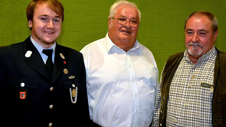 Kommandant Florian Thoma zeichnete Hubert Schmitt (Mitte) für 50 Jahre und Reinhold Jahrsdörfer für 45 Jahre in der Feuerwehr Hohn aus. Fotos: Peter Rauch