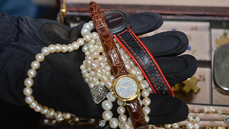 Schmuck, Uhren, Bargeld: Auf Wertgegenstände wie diese hatte es laut der Anklageschrift ein Einbrecherduo abgesehen. Symbolfoto: Ronald Rinklef