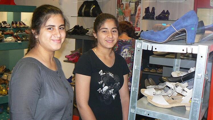 Die Schwestern Zeynep und Nailla besuchen die Mittelschule in Hofheim. Sie fühlen sie wohl und haben sehr schnell die deutsche Sprache gelernt.  Foto: Johanna Eckert