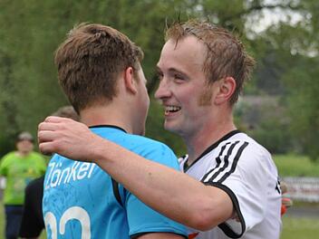 Als Spielertrainer des TSV Weißenbrunn führte Matthias Wich seine Mannschaft zur zweiten Meisterschaft innerhalb von drei Jahren. Nach dem 3:2-Sieg gegen Kleintettau freute er sich zusammen mit Torhüter Tim-Tobias Zänker über den Aufstieg in die Bezirksliga. Foto: Herbert Kalb