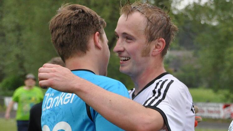 Als Spielertrainer des TSV Weißenbrunn führte Matthias Wich seine Mannschaft zur zweiten Meisterschaft innerhalb von drei Jahren. Nach dem 3:2-Sieg gegen Kleintettau freute er sich zusammen mit Torhüter Tim-Tobias Zänker über den Aufstieg in die Bezirksliga. Foto: Herbert Kalb