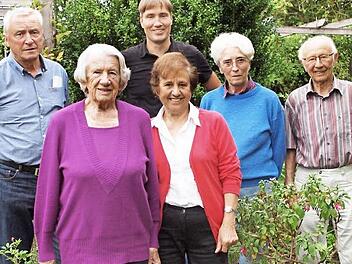Der Kreisfachberater Michael Stromer (hinten rechts) mit dem Vorstandsteam der Garten- und Blumenfreunde Lichtenfels (von links): 2. Vorsitzender Heiner Bechmann, Ehrenmitglied Mathilde Rohde, Vorsitzende Maria Spies, Schriftführerin Inge Maether und Kassier Georg Spies Foto: Alfred Thieret